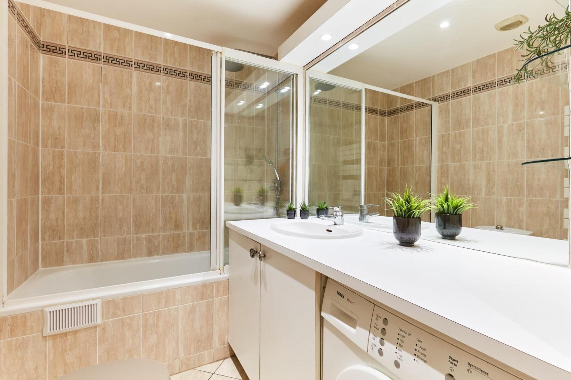 Latin Quarter - 1br With Balcony - Cityapartmentstay Appartement Parijs